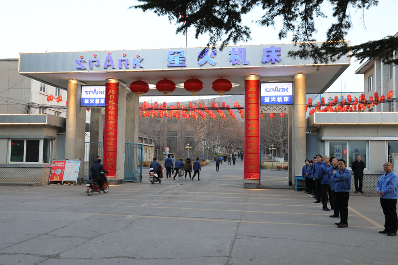 星火機床公司領(lǐng)導(dǎo)迎接職工上班