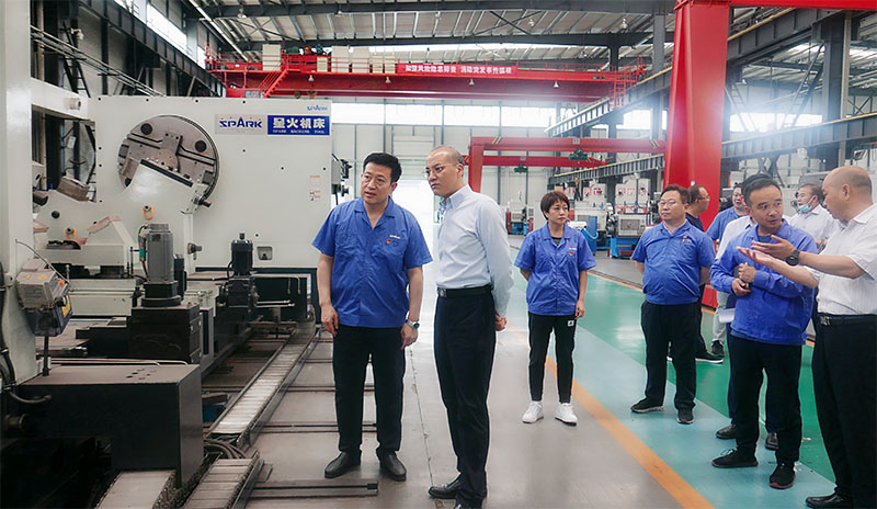 省科技廳廳長(zhǎng)張世榮來(lái)星火機(jī)床調(diào)研科技創(chuàng)新工作