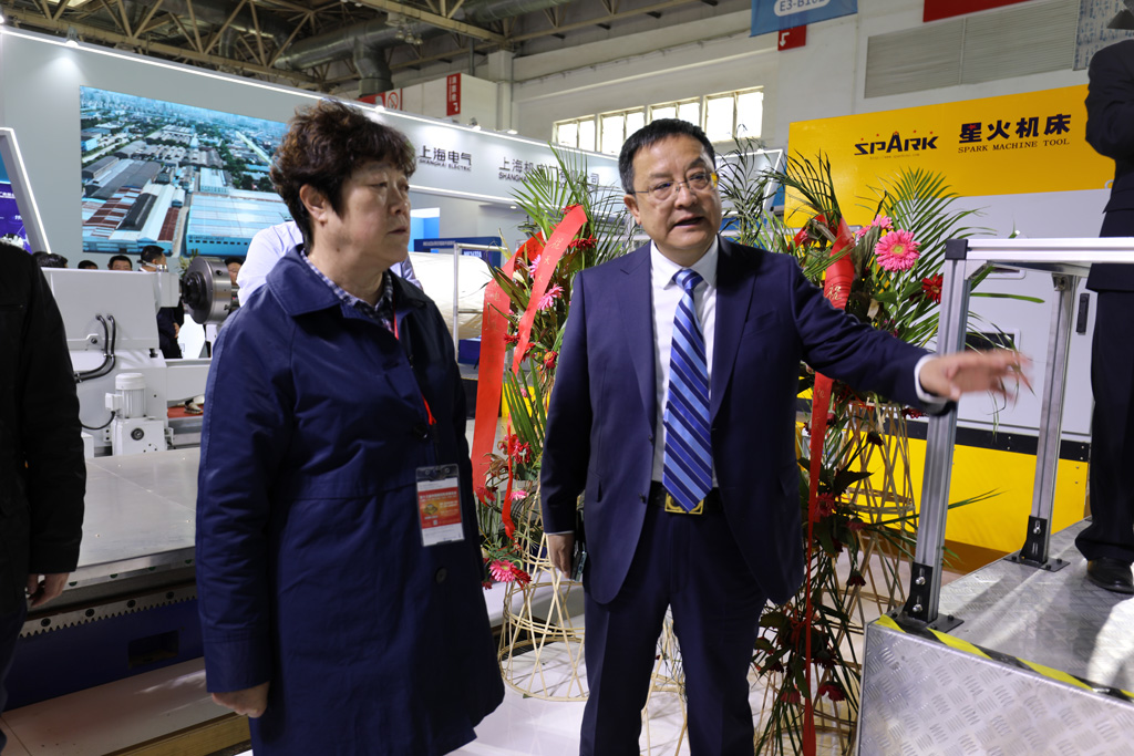 甘肅省國投集團領導蒞臨星火機床展位參觀