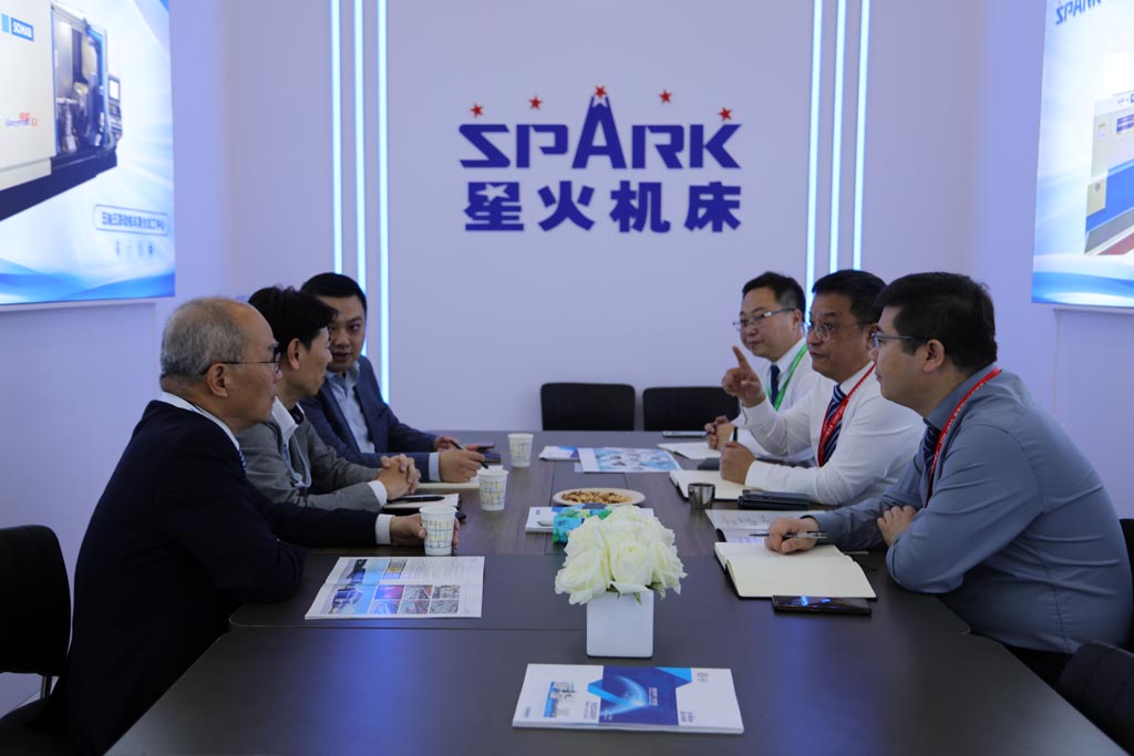 星火機(jī)床蔣保權(quán)會見日本株式會社（SKTD）客商