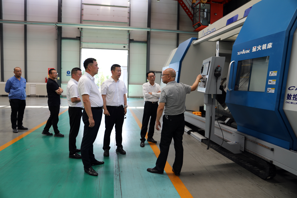 深圳東風汽車有限公司董事長劉金成一行蒞臨星火數控公司考察調研 深圳東風汽車有限公司董事長劉金成一行蒞臨星火數控公司考察調研
